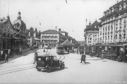 Ein Zug in den 1920er-Jahren auf der Endstation der damaligen SZB auf dem Bahnhofplatz.