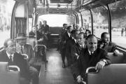 Männer im Bus