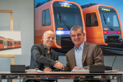 Bild: Vertragsunterzeichnung Fabian Schmid, Direktor RBS mit Peter Spuhler, Verwaltungsratspräsident von Stadler Rail AG (Foto: zvg. RBS)