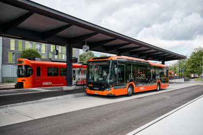 RBS-Zug und RBS-Elektrobus am Bahnhof Ittigen